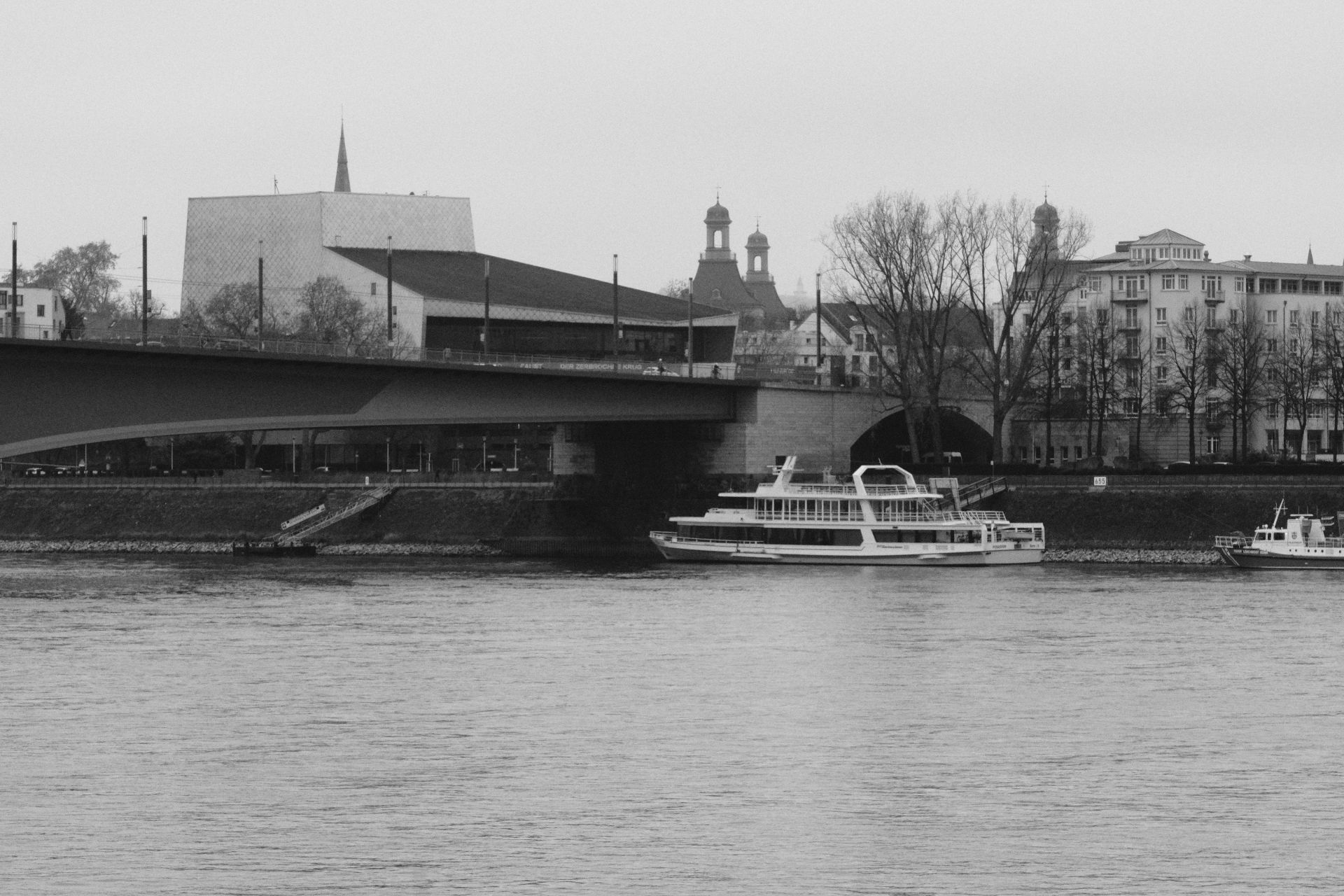 Kennedybrücke f/16 1/500sec ISO-5000 98.6mm