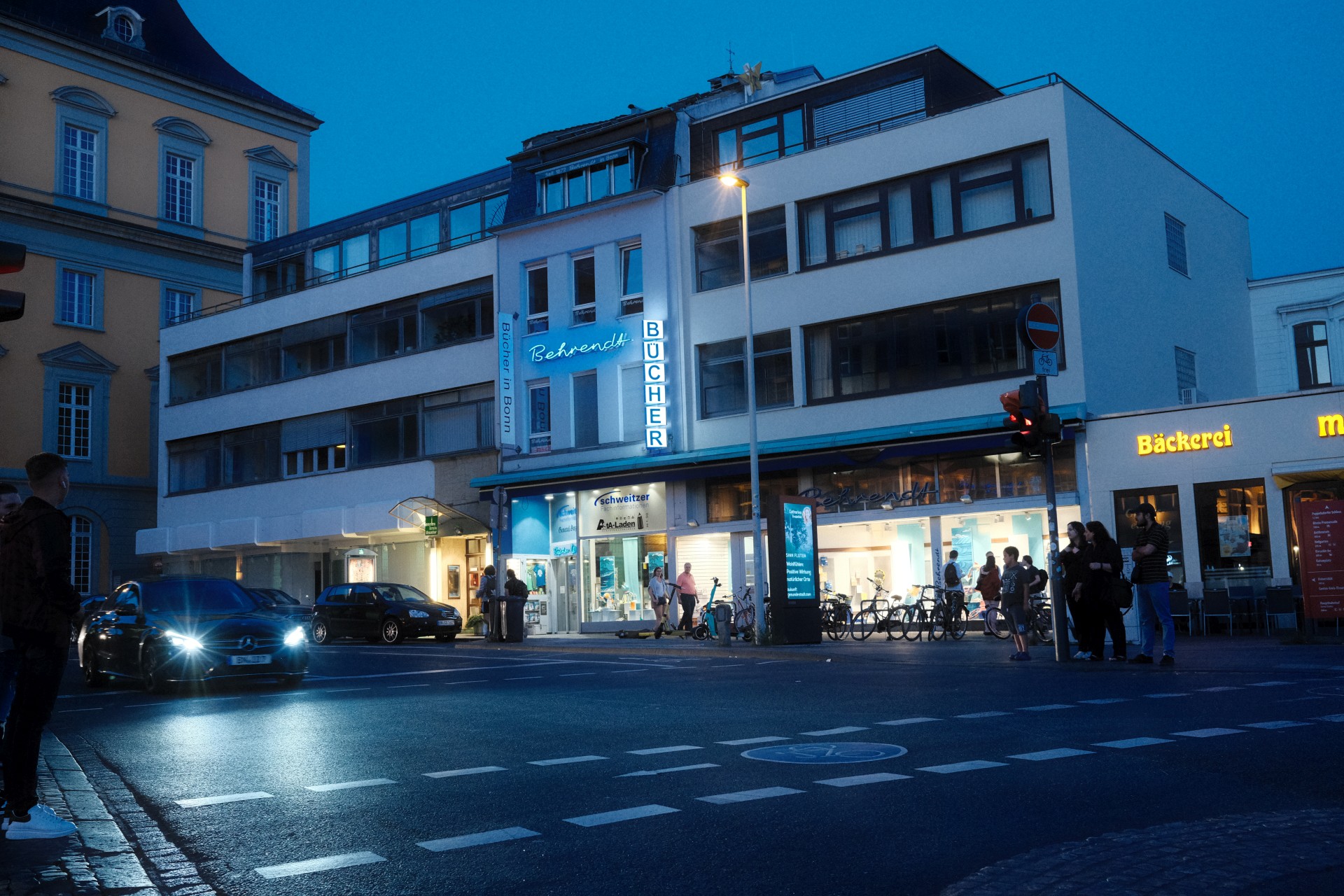 Rathausgasse f/4 1/60sec ISO-5000 23mm
