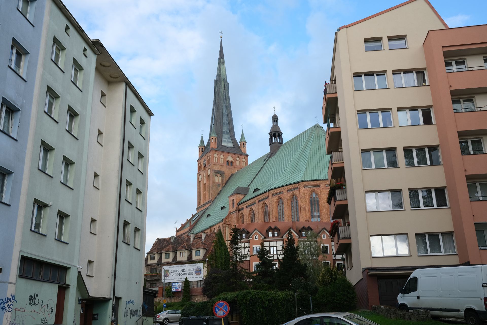 Kirche zwischen Zweckbauten