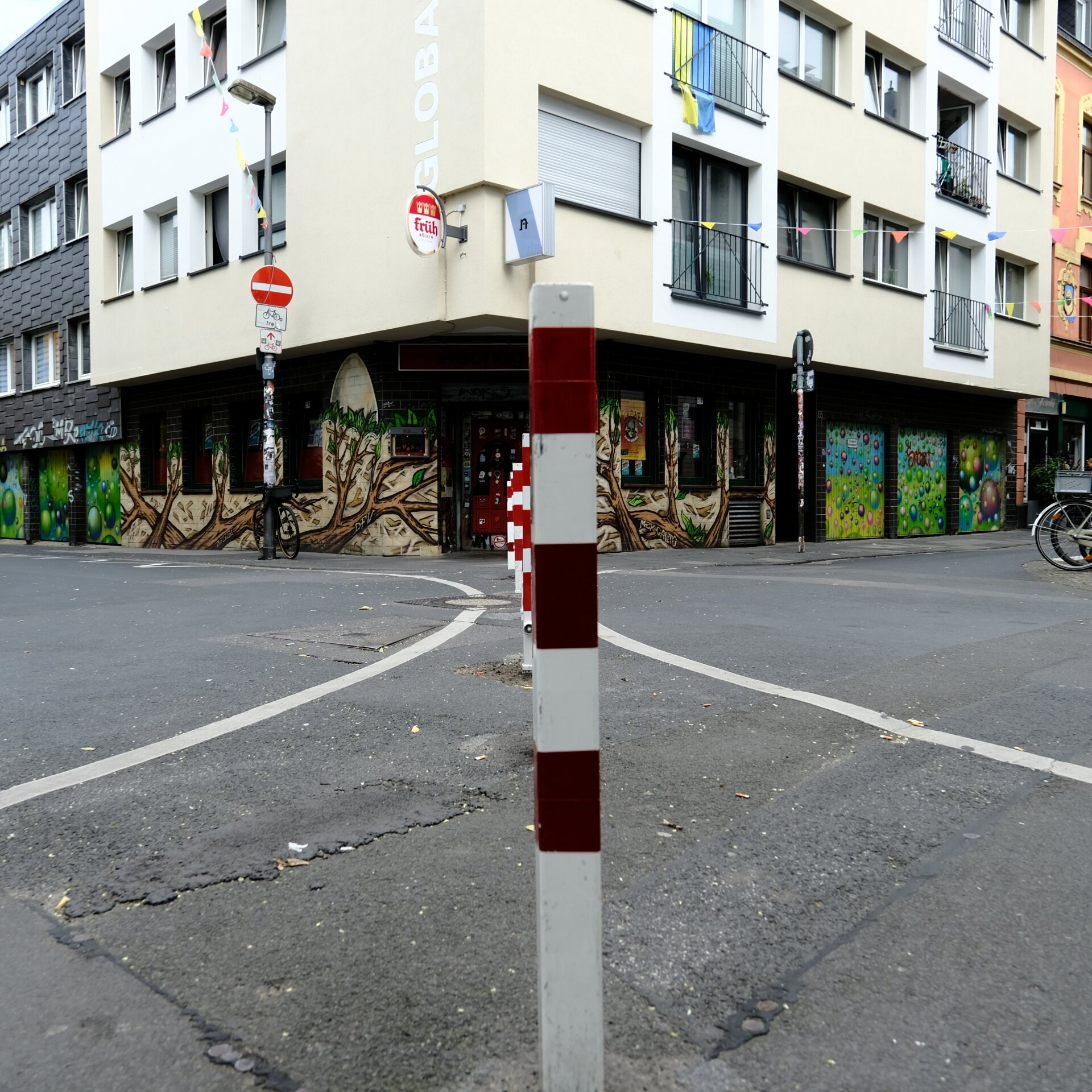Ecke f/4 1/350sec ISO-200 16mm