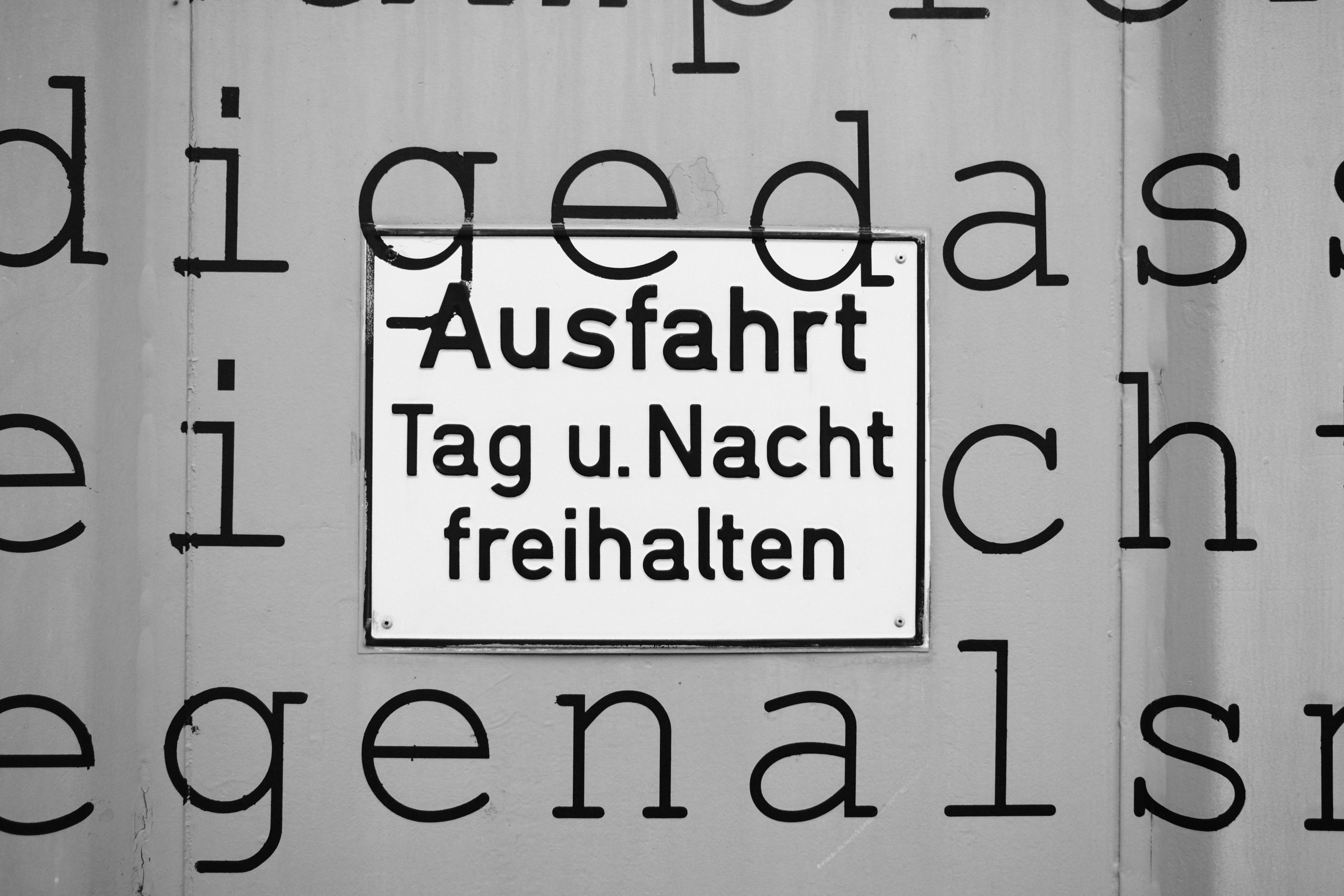 Ausfahrt freihalten f/2.8 1/75sec ISO-400 23mm