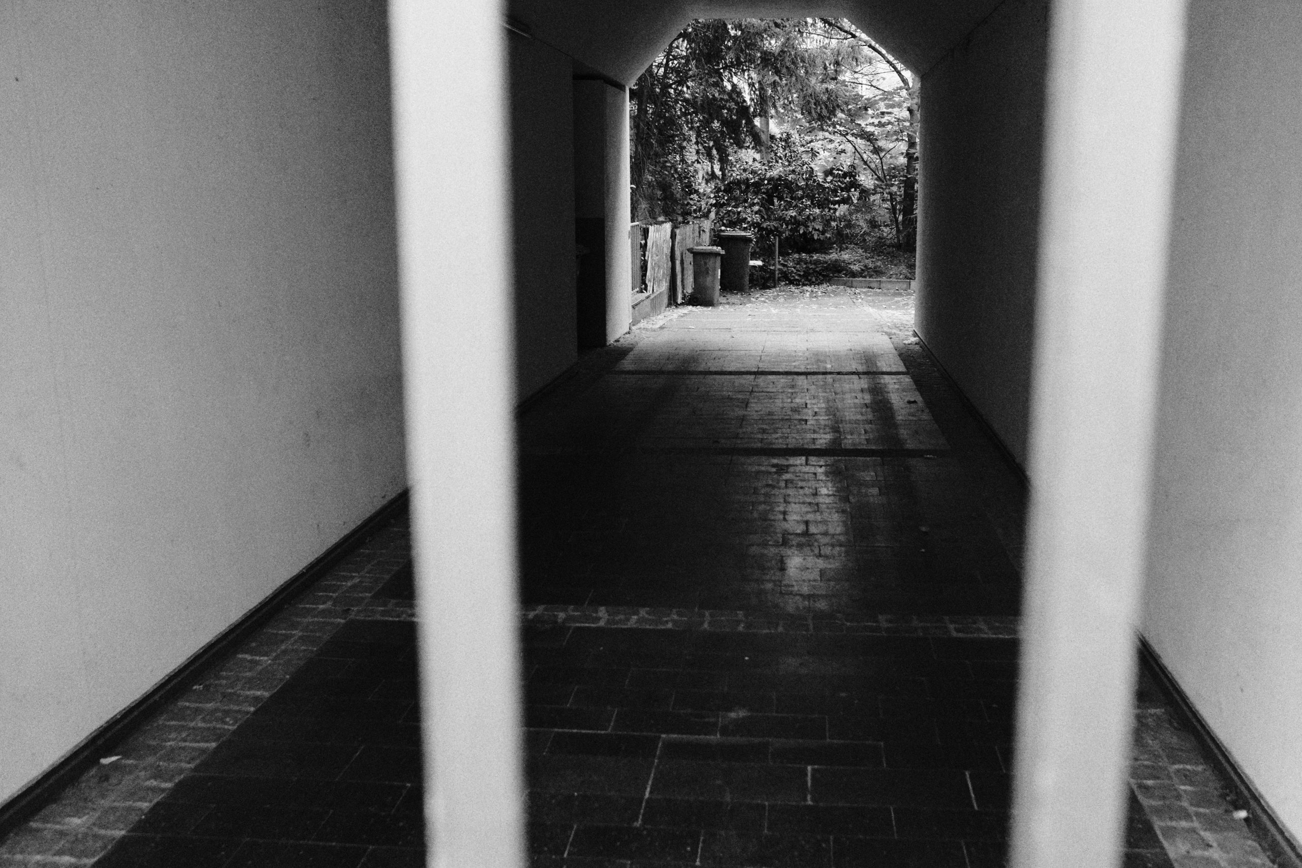 Innenhof f/4 1/160sec ISO-12800 23mm