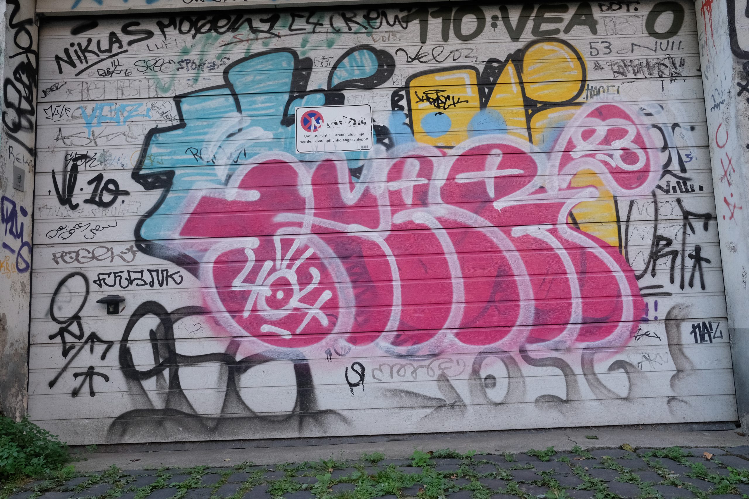 Graffiti f/8 1/60sec ISO-2000 23mm