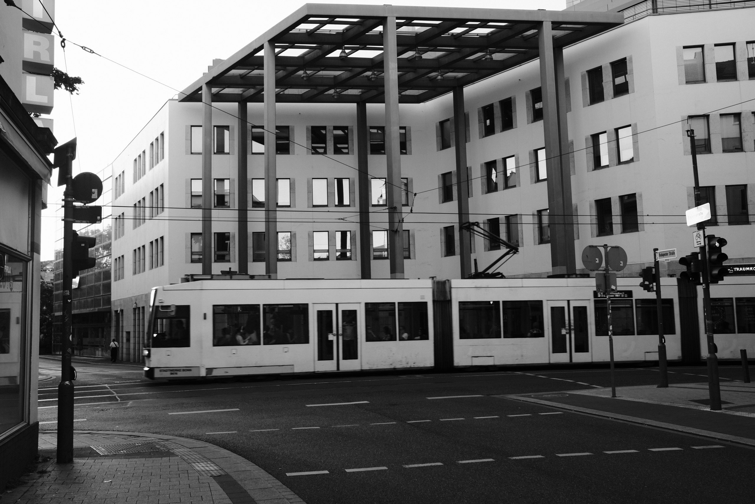 Stadthaus f/5.6 1/85sec ISO-400 23mm